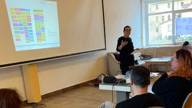 Seminarleitung informiert Teilnehmende über das Thema Anwendung freiheitsentziehender Maßnahmen Seminarleitung informiert Teilnehmende über das Thema Anwendung freiheitsentziehender Maßnahmen