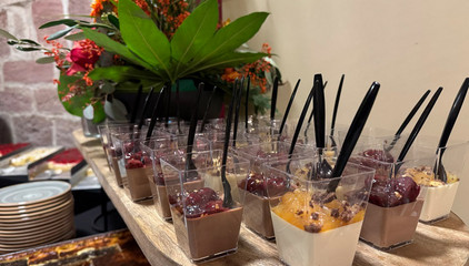 Mehrere Glasgefäße mit Desserts beim festlich gedeckten Büfett beim Zusammenschluss von Diakonie Werratal und Immanuel Diakonie Südthüringen im Kressehof im Meininger Ortsteil Walldorf