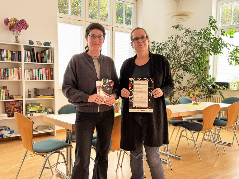 V.l.n.r.: Nadja Bandel-Luck, Leiterin der Immanuel Suchtberatung Schmalkalden, und Nicole Ritzmann von der Selbsthilfekontaktstelle Landratsamt Schmalkalden-Meiningen stehen in den Räumlichkeiten des Mehrgenerationenhauses und halten Informationsflyer in der Hand