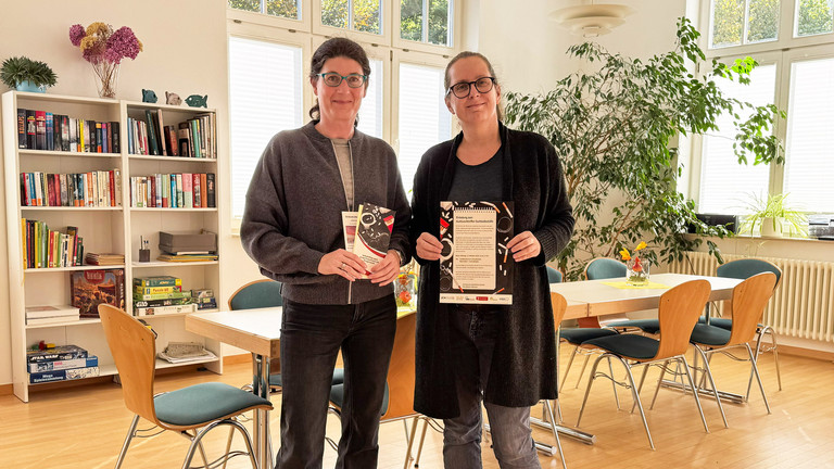 V.l.n.r.: Nadja Bandel-Luck, Leiterin der Immanuel Suchtberatung Schmalkalden, und Nicole Ritzmann von der Selbsthilfekontaktstelle Landratsamt Schmalkalden-Meiningen stehen in den Räumlichkeiten des Mehrgenerationenhauses und halten Informationsflyer in der Hand V.l.n.r.: Nadja Bandel-Luck, Leiterin der Immanuel Suchtberatung Schmalkalden, und Nicole Ritzmann von der Selbsthilfekontaktstelle Landratsamt Schmalkalden-Meiningen stehen in den Räumlichkeiten des Mehrgenerationenhauses und halten Informationsflyer in der Hand