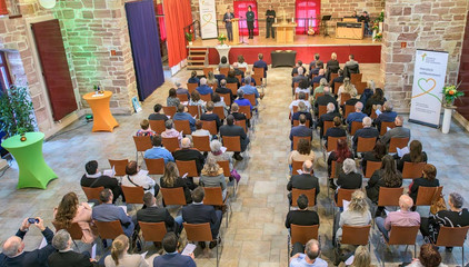 Blick auf den vollbesetzten Saal im Kressehof mit Stuhlreihen beim Zusammenschluss von Diakonie Werratal und Immanuel Diakonie Südthüringen im Meininger Ortsteil Walldorf