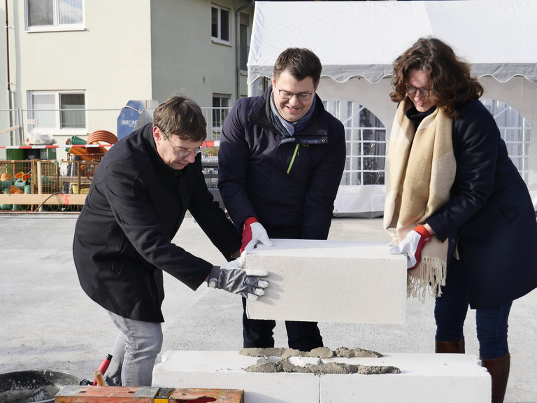 Grundsteinlegung heilpädagogisches Förderzentrum am Immanuel Lebenszentrum am Eichenrain mit Thomas Kaminski, Matthias Blum und Susanne Reich (v.l.), Immanuel Diakonie Südthüringen