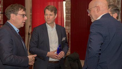 Der Bürgermeister der Stadt Schmalkalden Thomas Kaminski im Gespräch mit Dr. Thorsten Minuth und Tobias Jäger, Vorstandsvorsitzender von Diakoniewert, Bad Salzungen beim Zusammenschluss von Diakonie Werratal und Immanuel Diakonie Südthüringen im Kressehof im Meininger Ortsteil Walldorf 